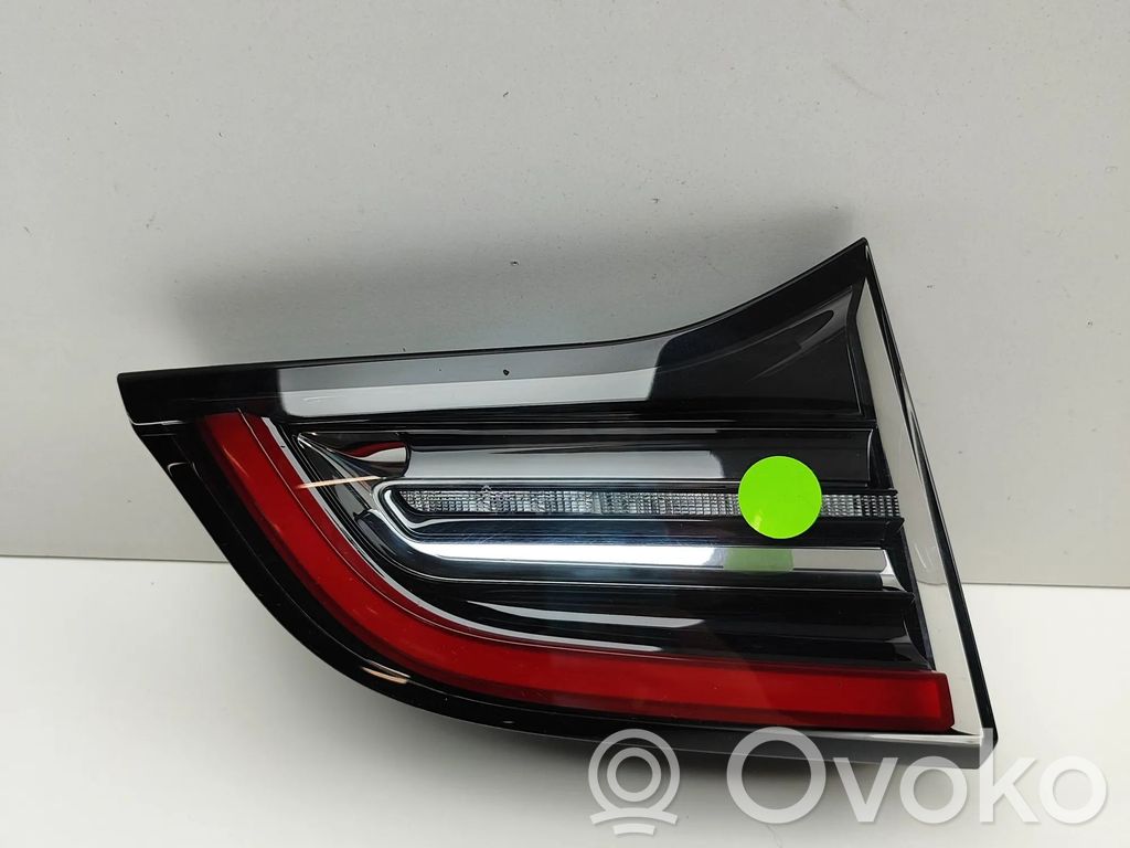 Tesla Model Y Luci posteriori del portellone del bagagliaio 