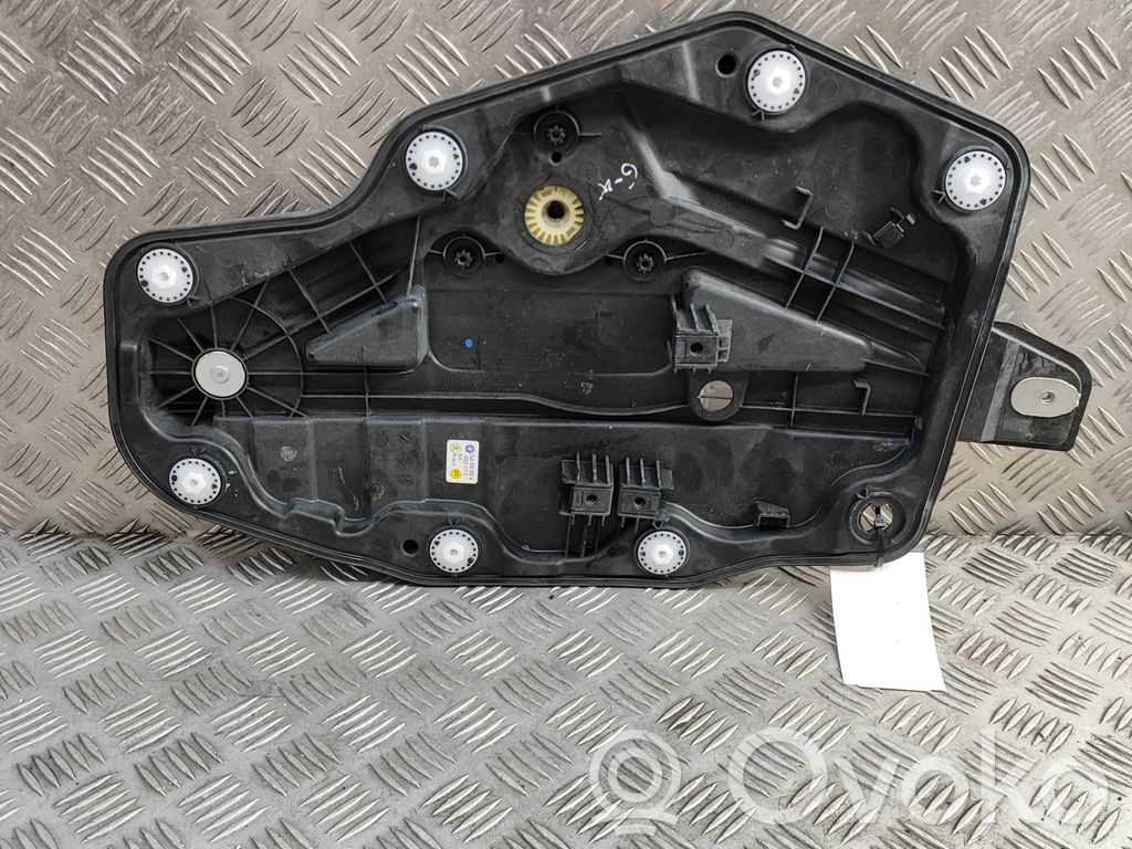 Skoda Enyaq iV Takaoven ikkunan nostin moottorilla 