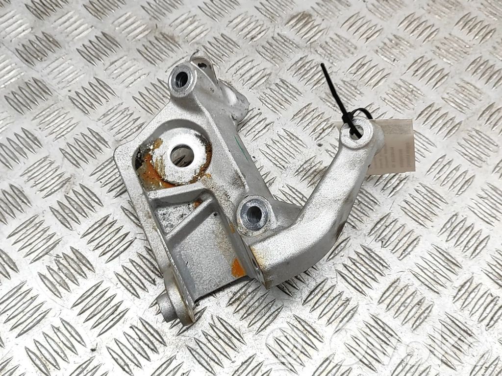 Volvo XC90 Engine mounting bracket 