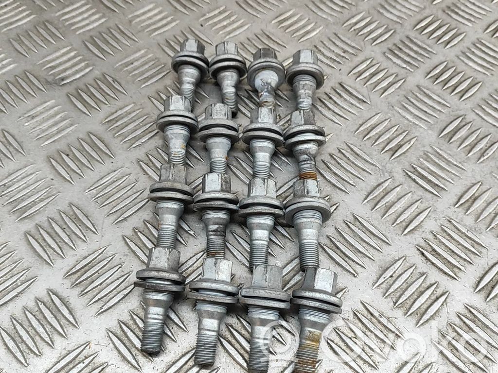 Peugeot 408 II Tuercas/tornillos 