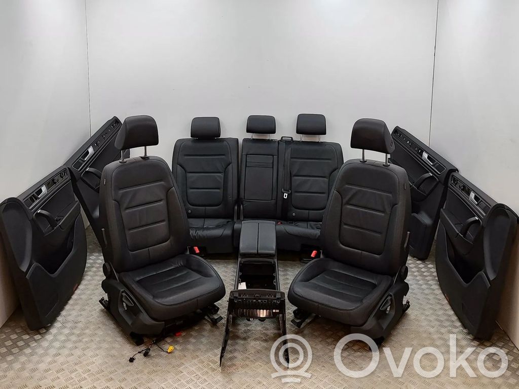 Volkswagen Touareg II Tapicerka / Komplet 