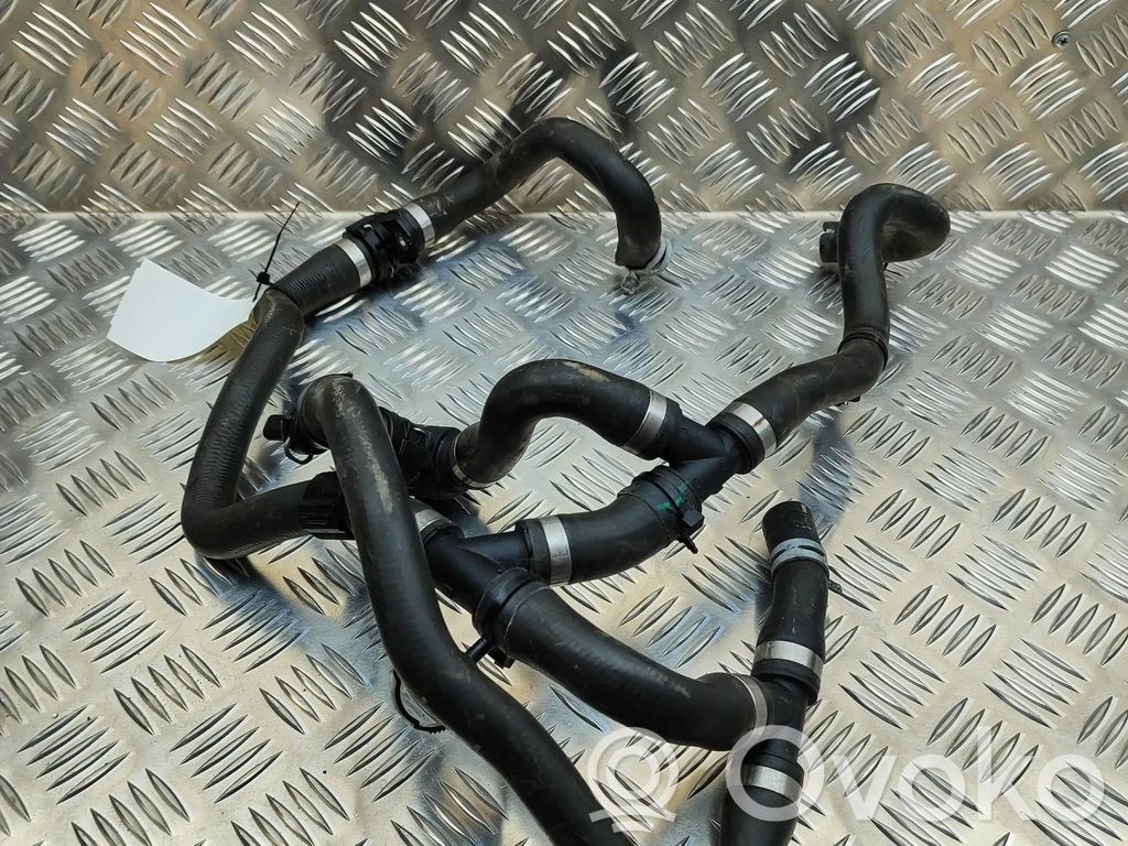 Volvo XC40 Conductă/furtun lichid de răcire motor 