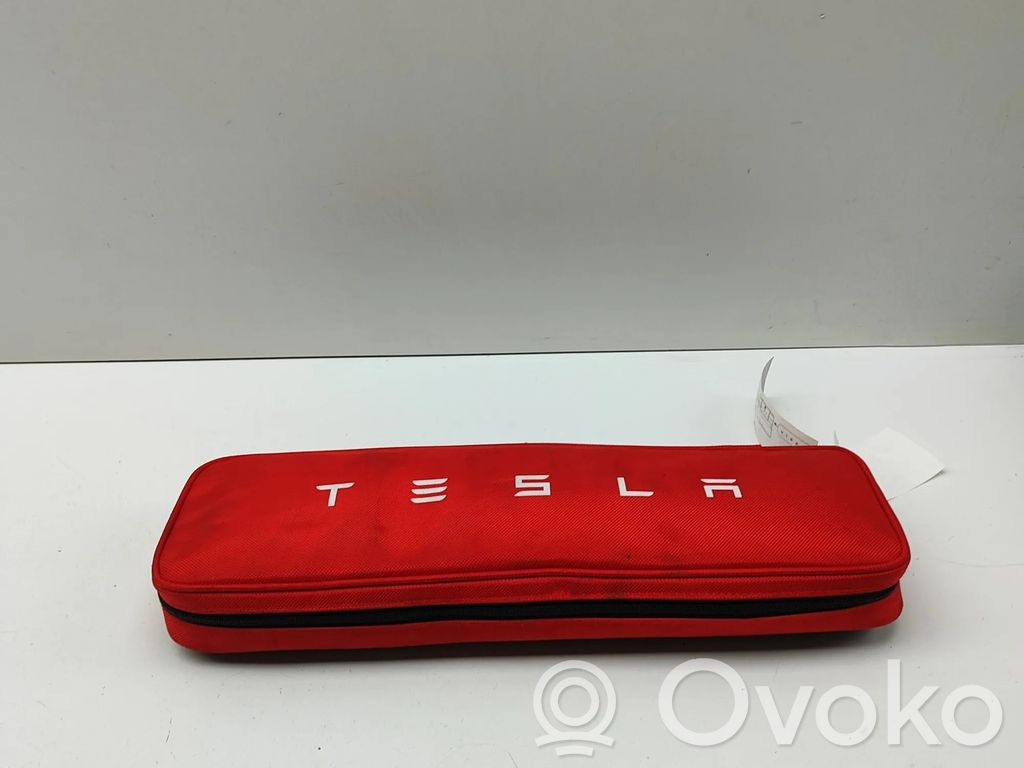 Tesla Model S Vaistinėlė 