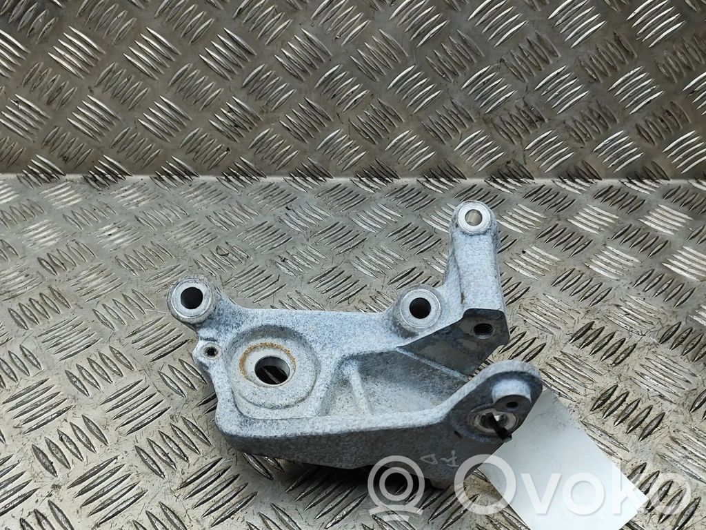 Volvo V60 Engine mounting bracket 