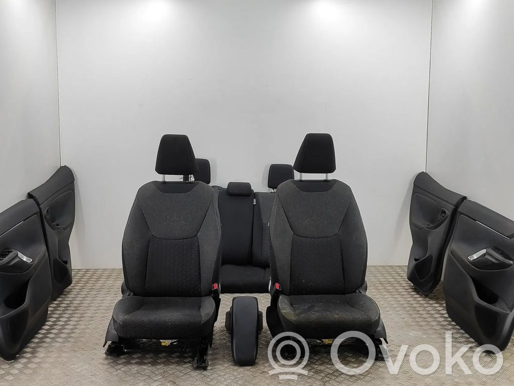 Toyota Yaris Cross Tapicerka / Komplet 