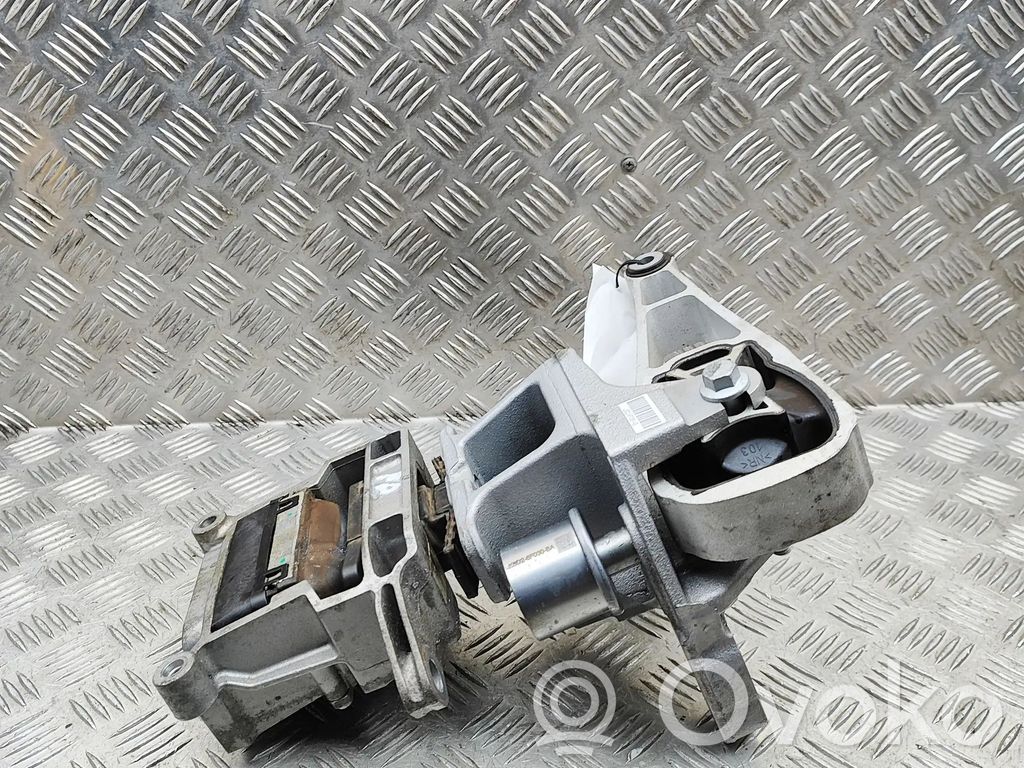 Land Rover Range Rover Evoque L551 Engine mount bracket 