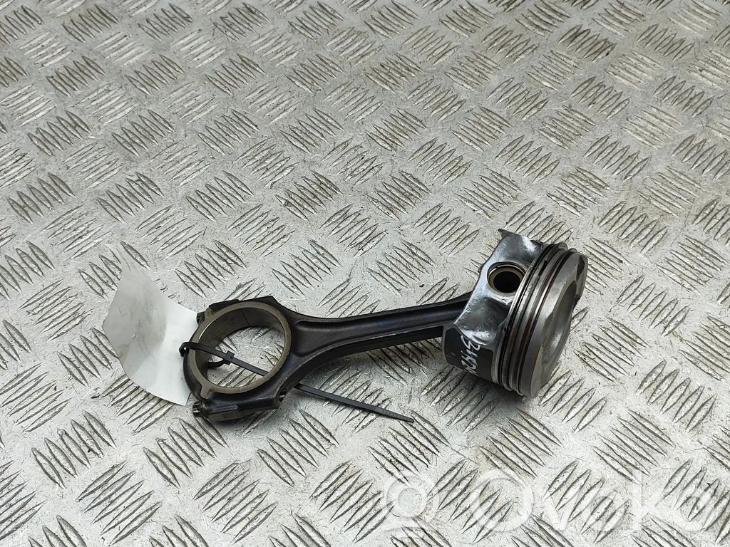 Mercedes-Benz CLA C117 X117 W117 Piston