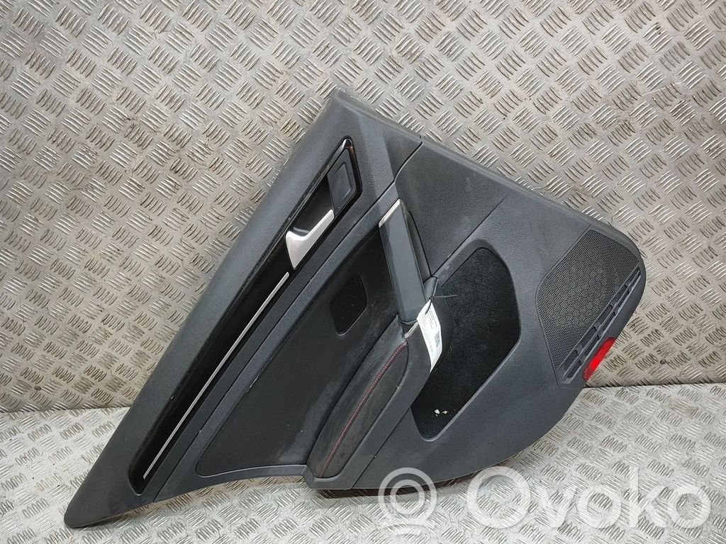 Volkswagen Golf VII Takaoven verhoilu