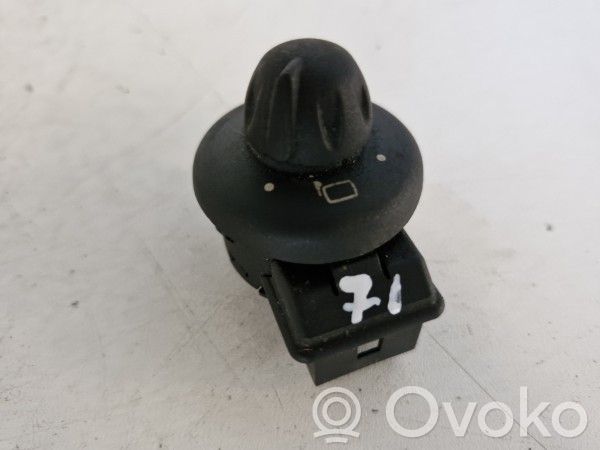 Multifunctional control switch/knob   3422621