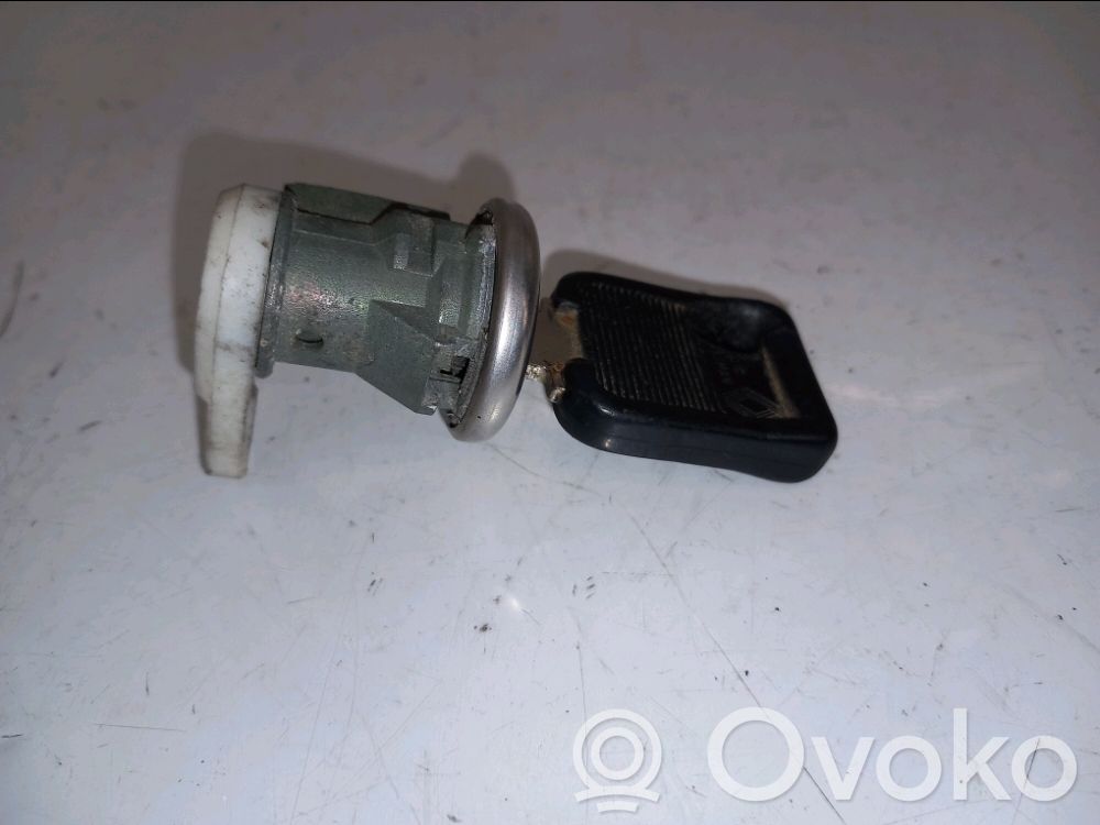 Renault Clio I Etuoven lukko 