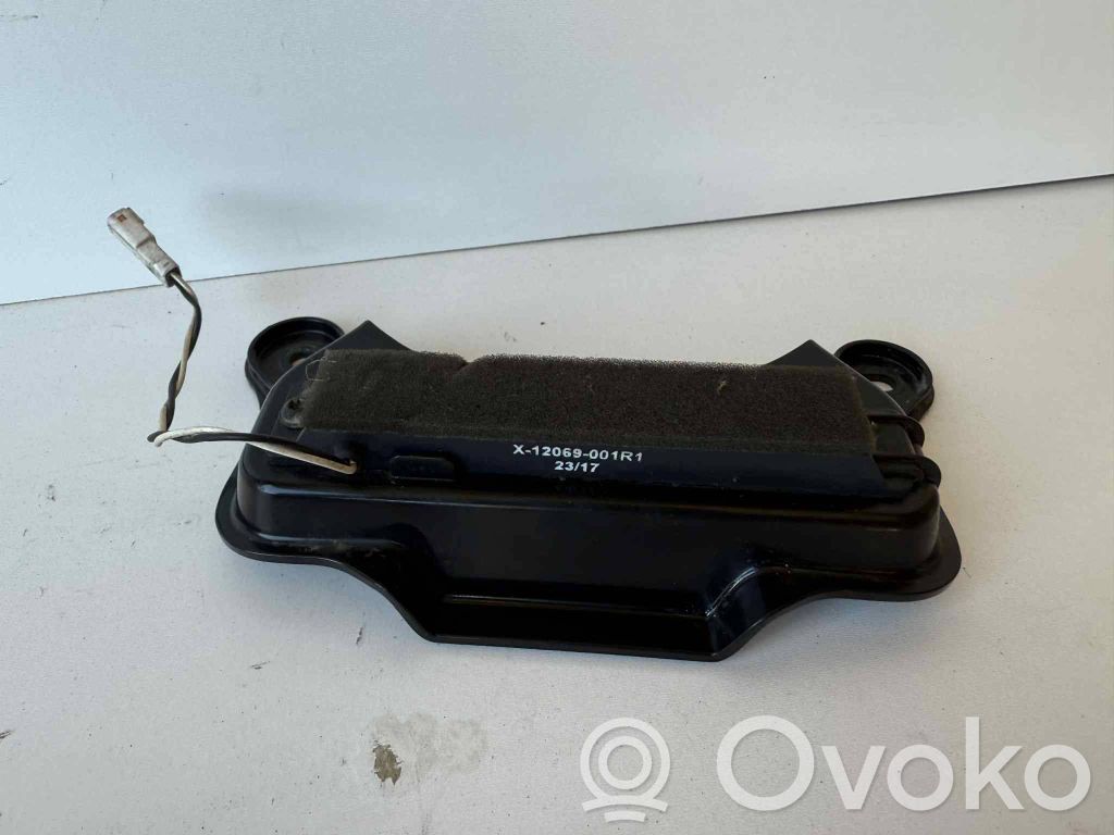 Tesla Model S Aerial antenna amplifier 