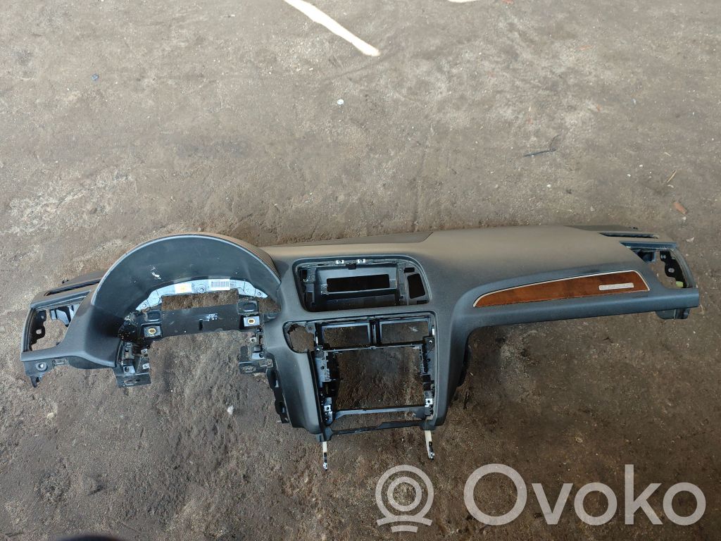 Deska rozdzielcza   8R1857041E,8R1857041