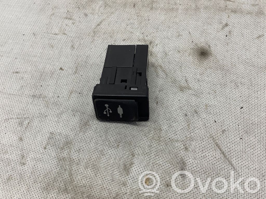 Toyota Auris E180 USB-pistokeliitin 