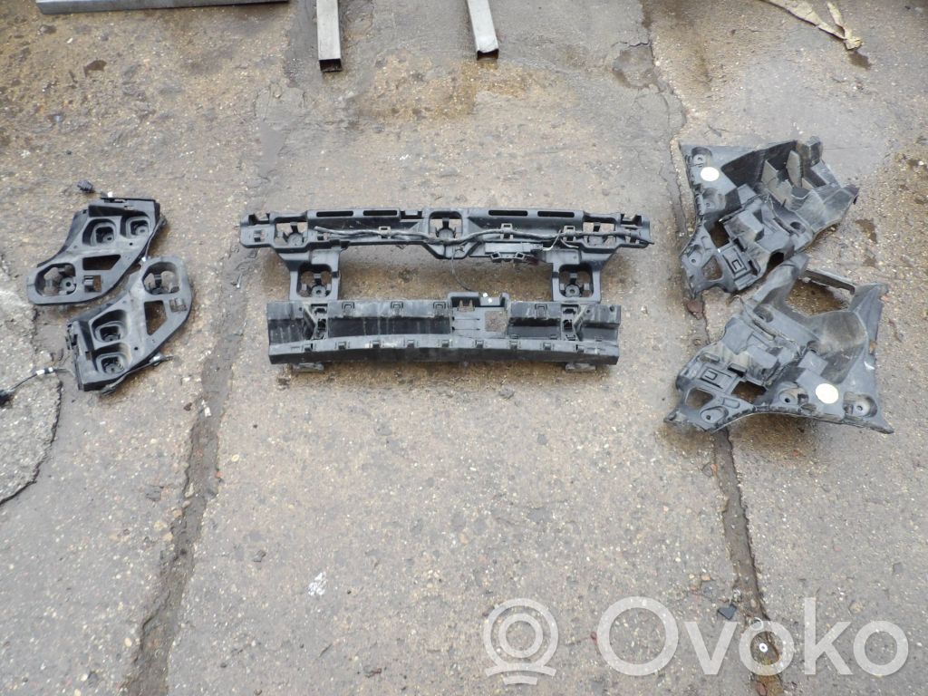 Rear bumper mounting bracket