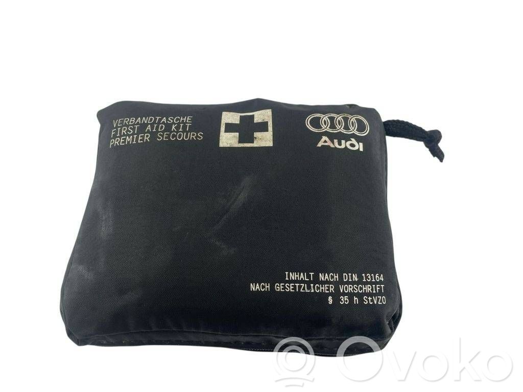 Audi A4 S4 B9 Ensiapupakkaus 