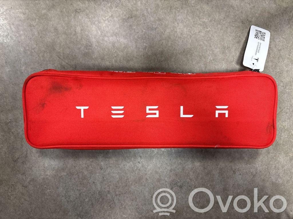 Tesla Model Y Vaistinėlė 