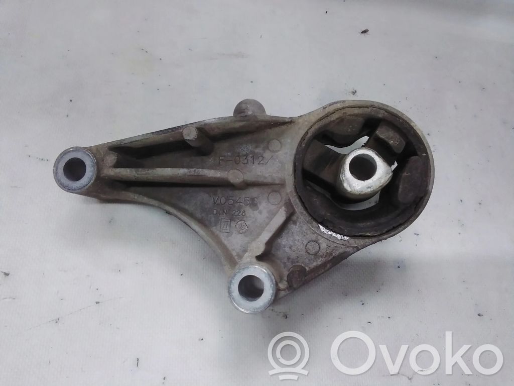 Engine mount bracket   V05456