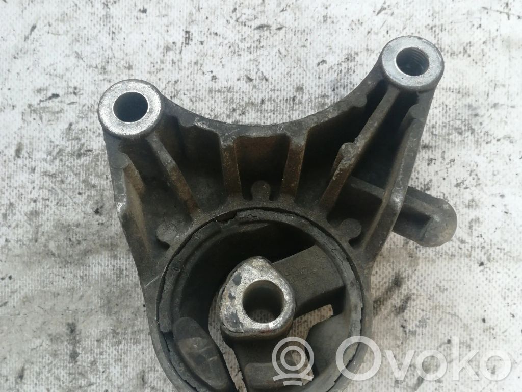 Engine mount bracket   V05458