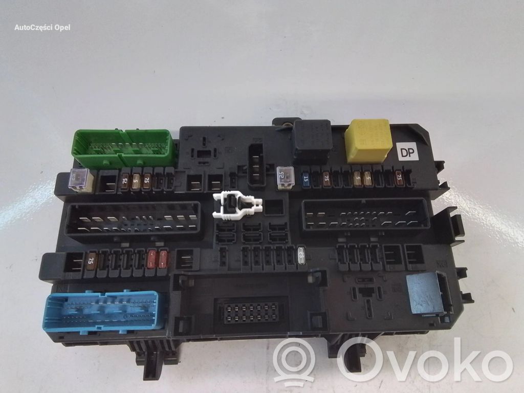 Opel Astra H Saugiklių blokas 