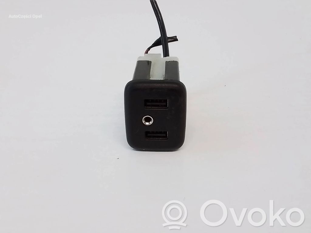 Opel Mokka B USB socket connector 