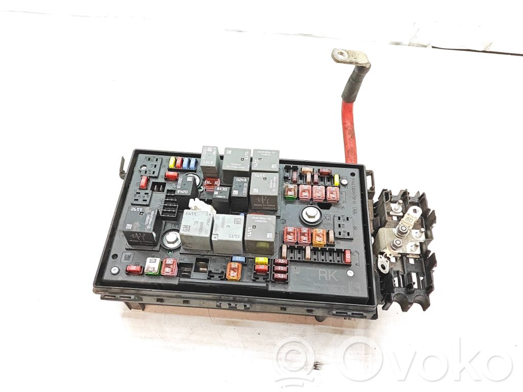 Opel Astra J Fuse module 
