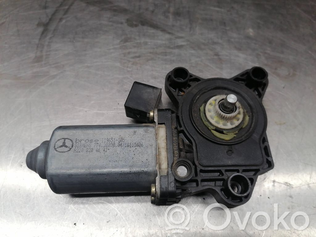 Mercedes-Benz C W203 Silnik regulatora szyby drzwi przednich 