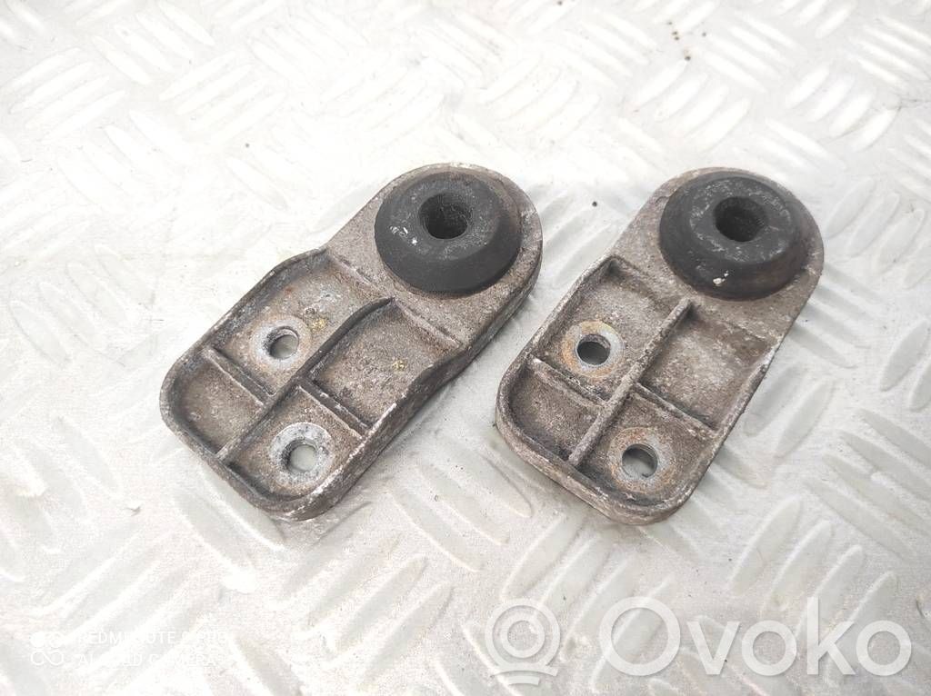 Opel Karl Jäähdyttimen kannatin 