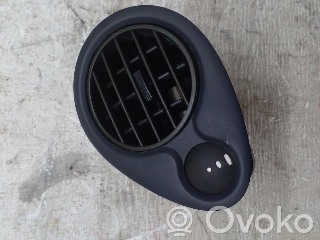 Renault Clio III Moldura protectora de la rejilla de ventilación lateral del panel 