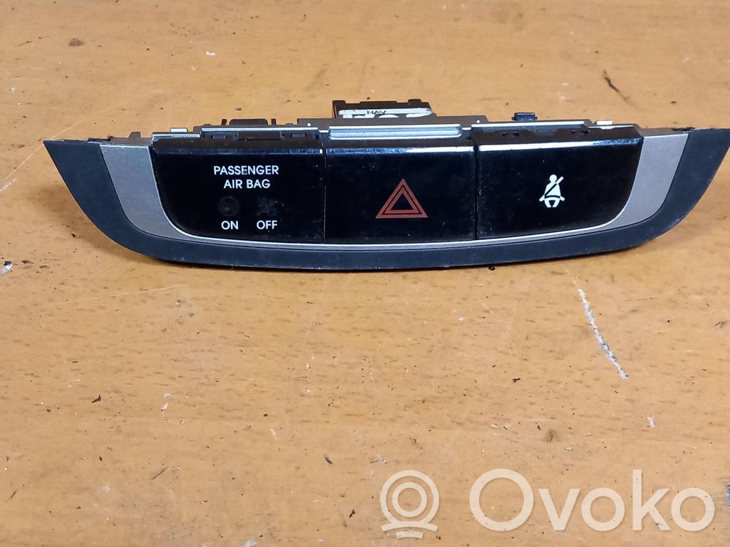 Hyundai ix35 Przycisk świateł awaryjnych 