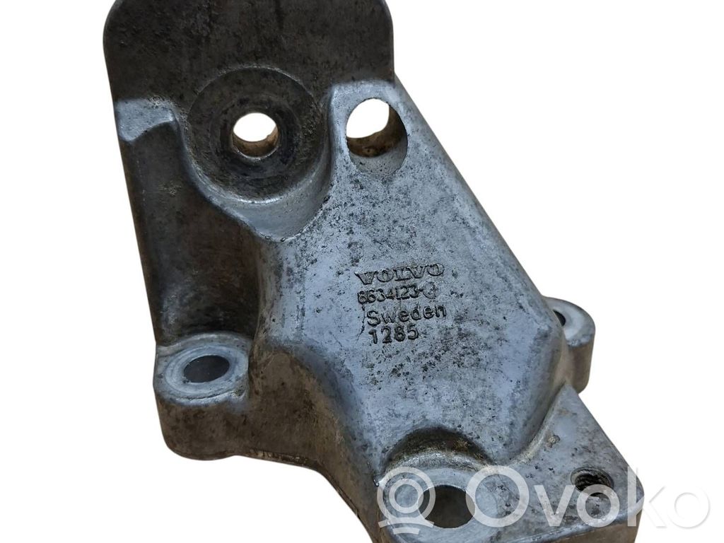 Volvo V70 Engine mounting bracket 