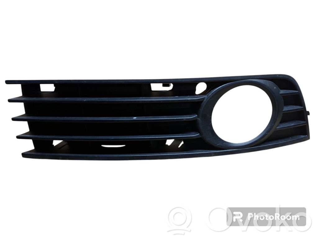 Audi A4 S4 B6 8E 8H Etupuskurin alempi jäähdytinsäleikkö 