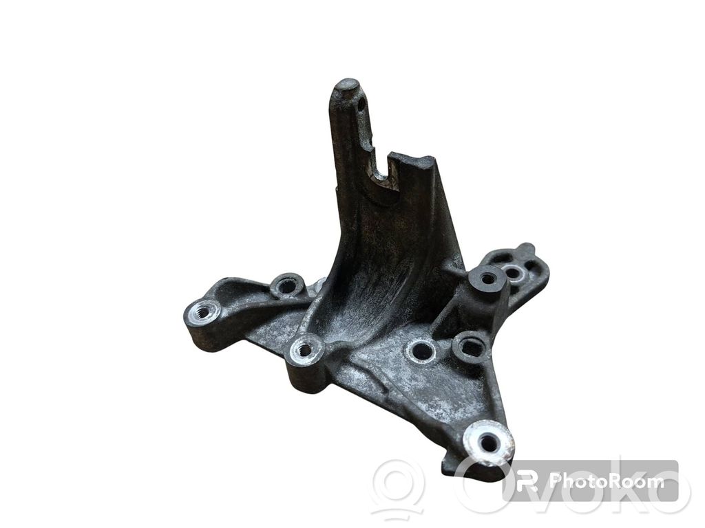 Volvo V50 Engine mounting bracket 