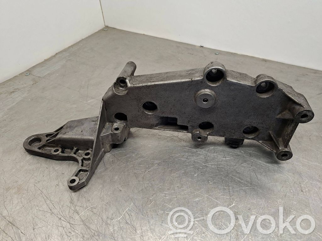 Volvo XC70 Engine mounting bracket 