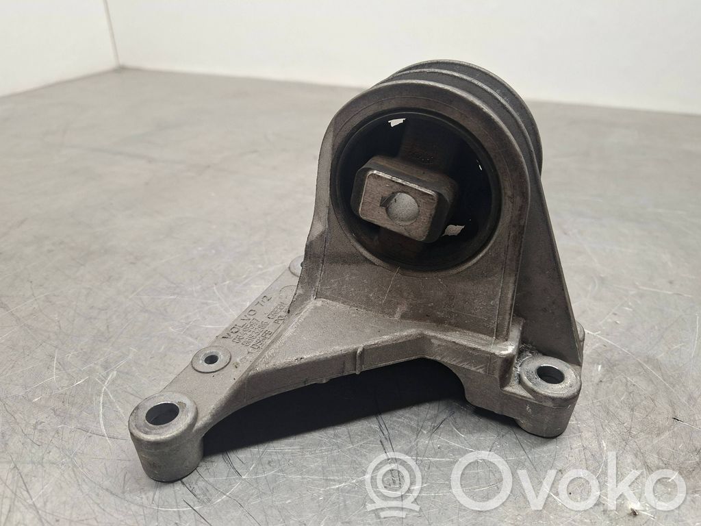Volvo XC70 Engine mount bracket 