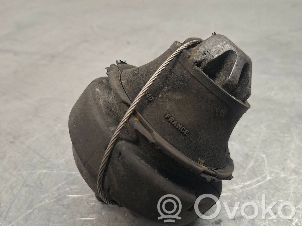 Volvo XC70 Engine mount bracket 