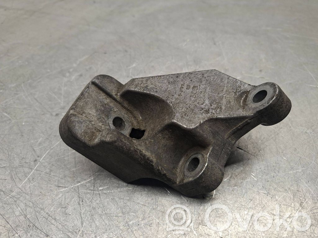 Volvo XC70 Engine mounting bracket 