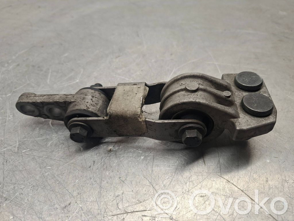 Volvo XC70 Engine mount bracket 