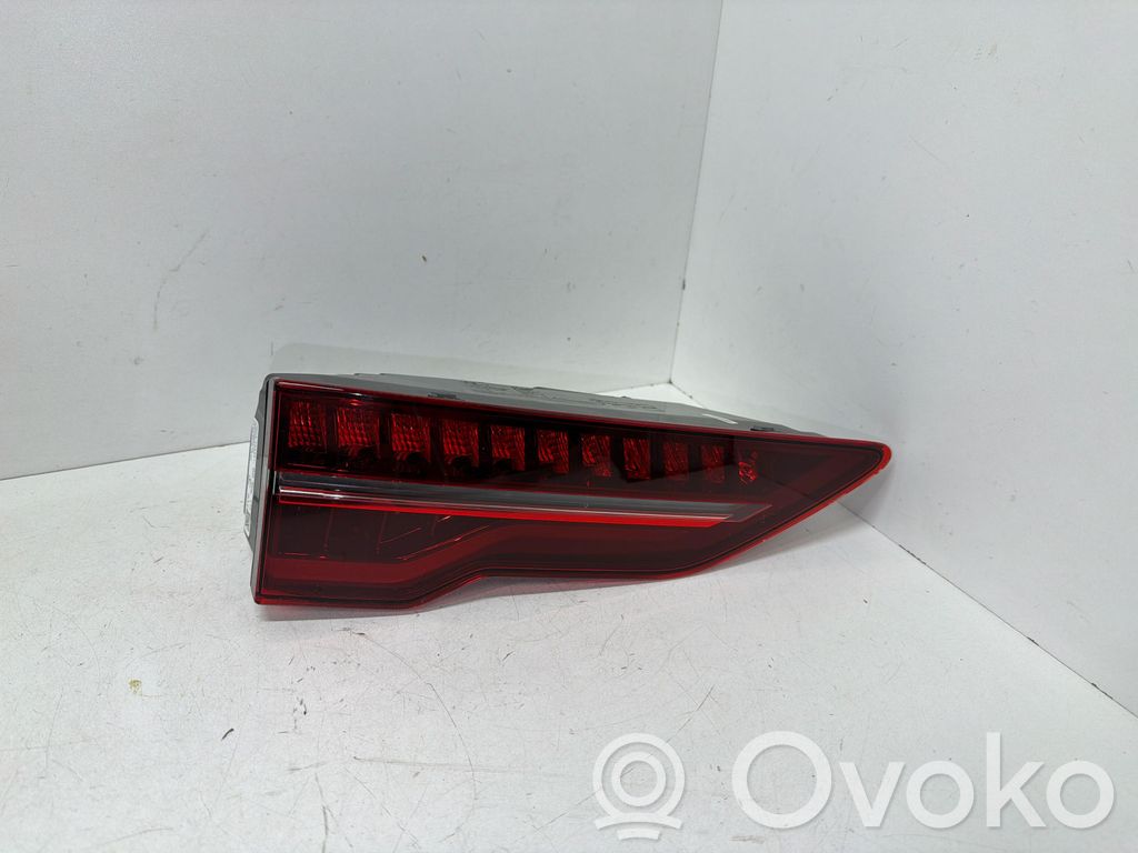 Lampy tylnej klapy bagażnika   J9D313A421BB