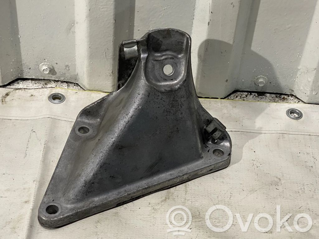 Engine mounting bracket   676114901
