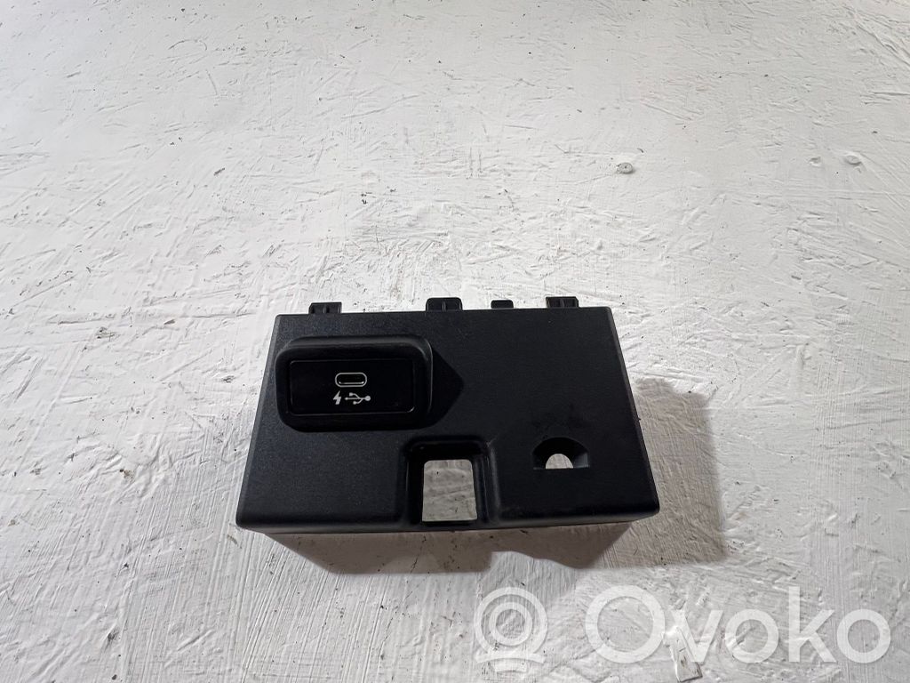 BMW 3 G20 G21 Gniazdo / Złącze USB 