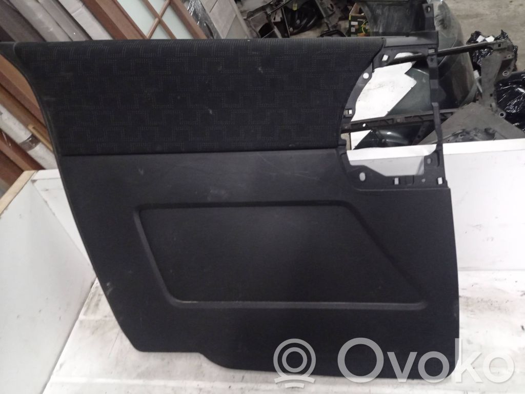 Mazda 5 Takaoven verhoilu 