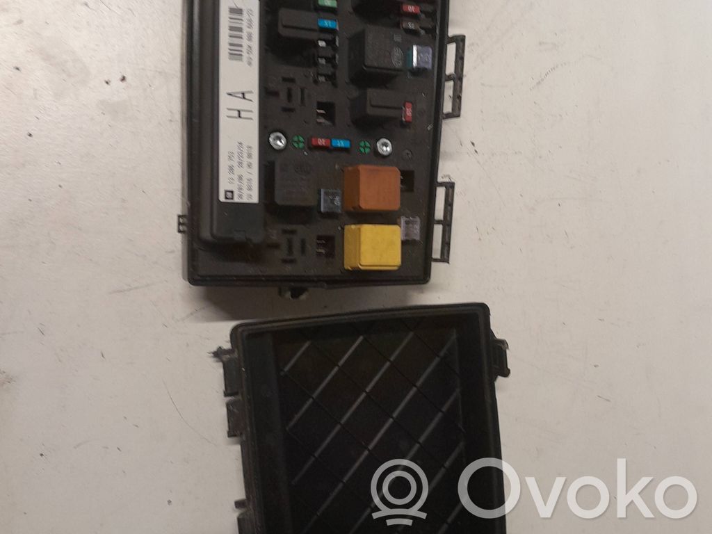 Opel Astra H Ramka / Moduł bezpieczników 