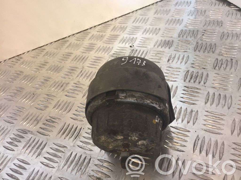 Engine mount bracket   MP4695,9173