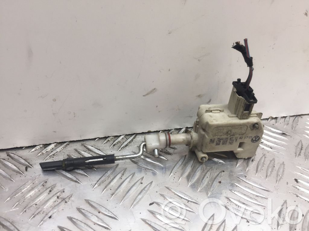 Volkswagen Golf IV Fuel tank cap lock 