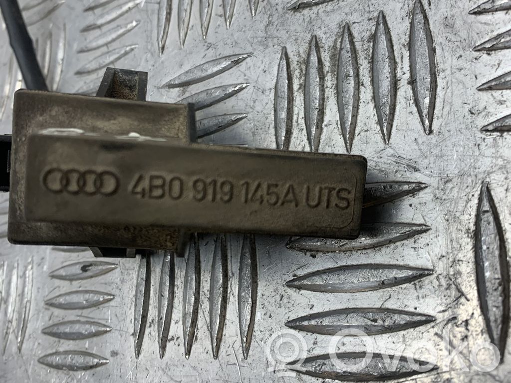Audi A4 S4 B7 8E 8H Aerial antenna amplifier 