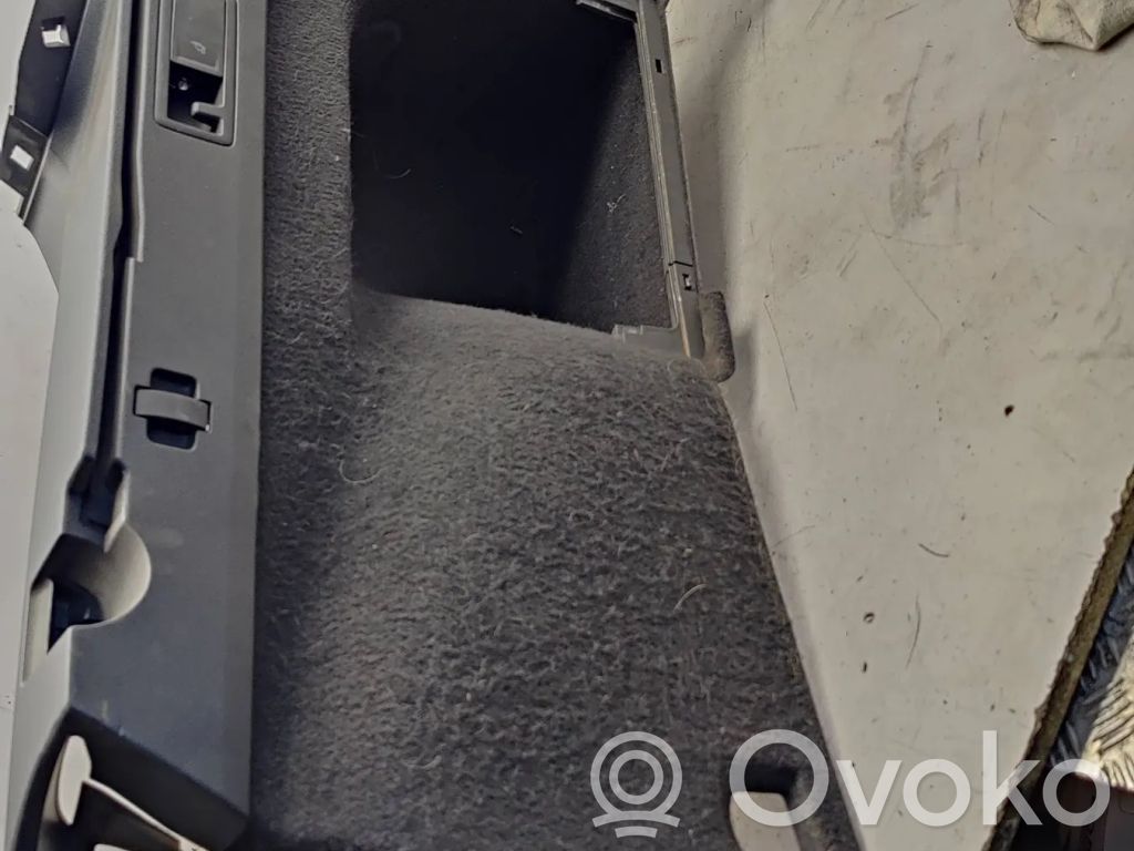 Volkswagen PASSAT B8 Boczek / Tapicerka / bagażnika 