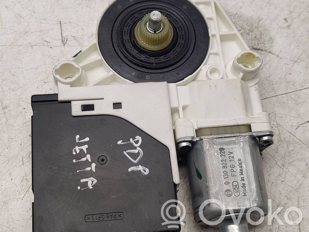 Volkswagen Jetta VI Silnik regulatora szyby drzwi przednich 