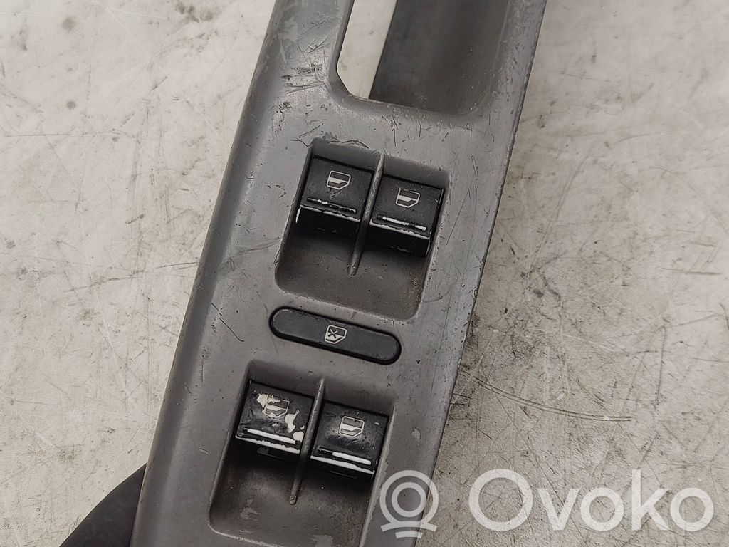 Volkswagen Golf Plus Ramka przycisków otwierania szyby drzwi przednich 