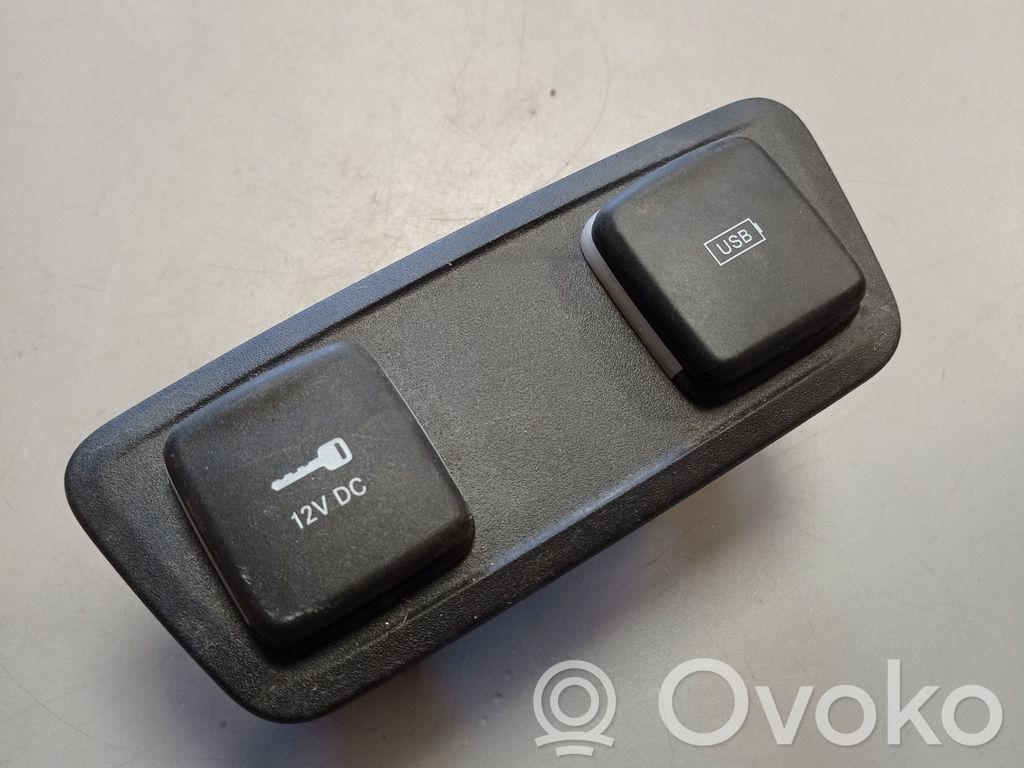 USB socket connector   68229847AB,68229847,48876A,25017,35026685,500904,53443602,75926,O12602