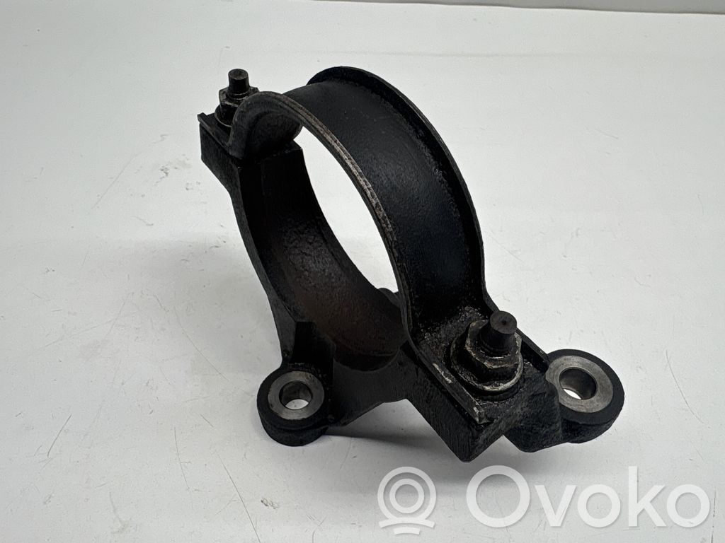 Ford Focus Vetoakselin tukilaakerin kiinnike 